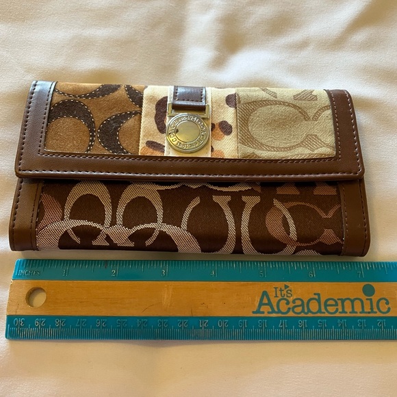 Faux COACH Women’s Wallet in Elegant Shades of Brown - Picture 7 of 7